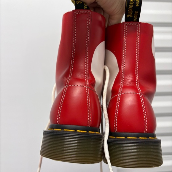DR MARTENS 8 hole limited edition valentines heart red boots size 6 LIKE NEW - Picture 7 of 10